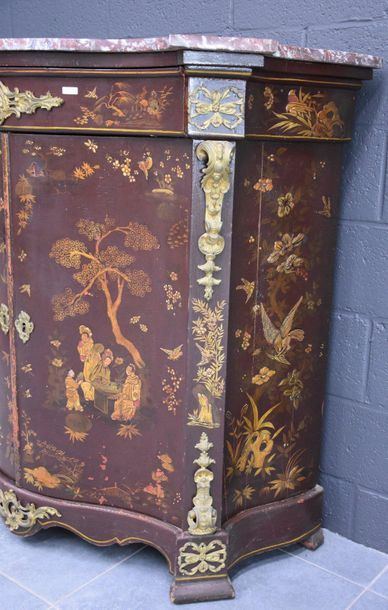 null Napoleon III curved furniture in Chinese lacquer opening on two doors . Rich...