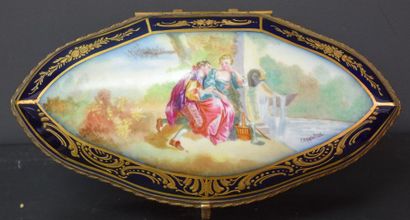 null Sèvres porcelain box with romantic decoration. Stamp of the castle of Longpré....
