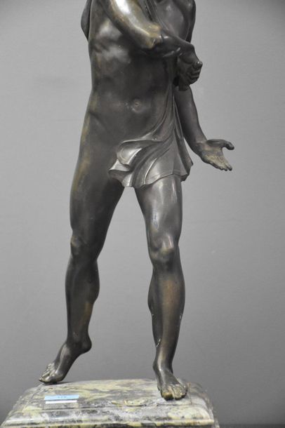 null Neo classical bronze to the Roman warrior. Green patina, green marble base,...