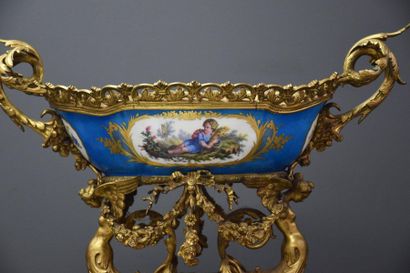 null Cup in gilt bronze and Sèvres porcelain with romantic decoration in reserves...