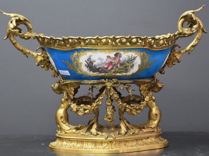 null Cup in gilt bronze and Sèvres porcelain with romantic decoration in reserves...