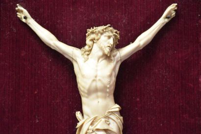 null Christ en ivoire finement sculpté, époque début XIX ème. Ht 28 cm. Lègers manques...