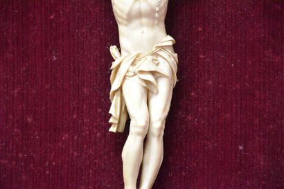 null Finely carved ivory Christ, early 19th century. Ht 28 cm. The crown of thorns...