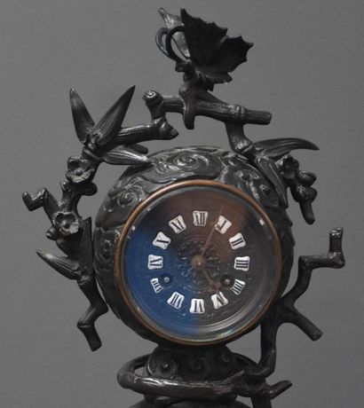 null Clock with a bronze hound of fô surmounted by a movement. Ht 47,5 cm .