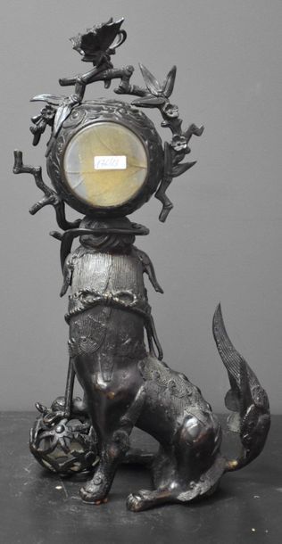 null Clock with a bronze hound of fô surmounted by a movement. Ht 47,5 cm .