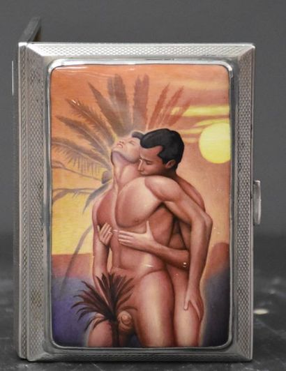 null Etui à cigarette en argent émaillé d'un décor érotique gay vers 1960. Dédicace...