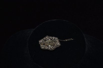 null Antique 18 k white gold brooch set with a pearl surrounded by a set of diamonds....
