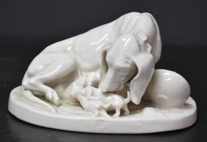 null Porcelaine de Nymphenburg. " La femelle braque et ses petits " . Ht 8 cm ; Longeur...