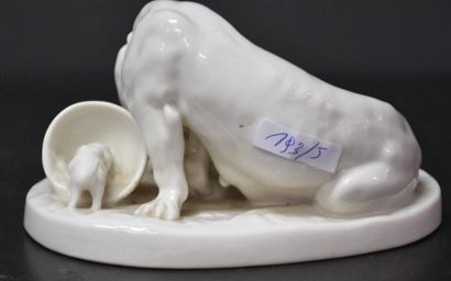 null Porcelain Nymphenburg. "The female bracketeer and her cubs". Height 8 cm ; Length...