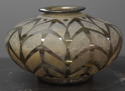 null Vase Daum à décor géométrique dégagé à l'acide . Ø 25 cm .