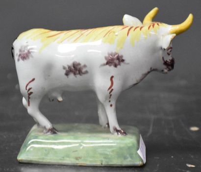 null Cow in polychrome earthenware Delft XVIII th (1 horn glued). Ht 8,5 cm .