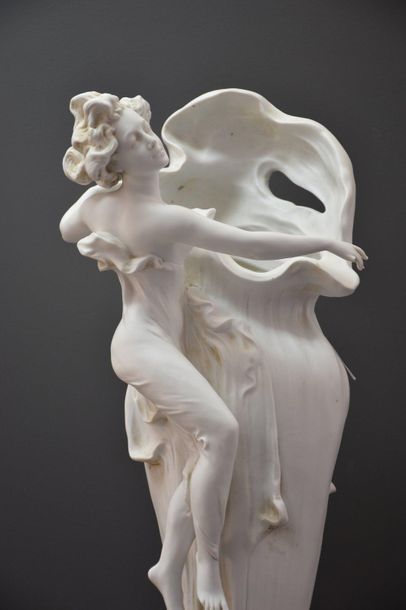 null Vase art nouveau décoré d'une élégante en biscuit blanc . Ht 69 cm . ( 2 doigts...