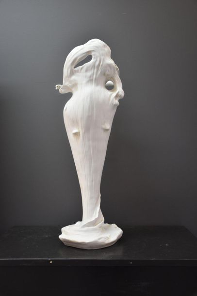 null Vase art nouveau décoré d'une élégante en biscuit blanc . Ht 69 cm . ( 2 doigts...