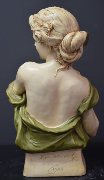 null Buste de jeune femme art nouveau de la manufacture Royal Dux et signé Herm Schubert...
