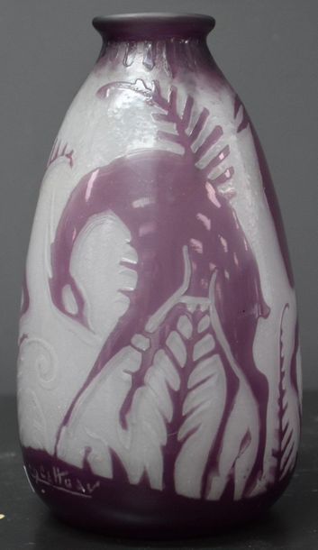 null Charles Catteau ( 1880 - 1966 ) . Rare vase in glassware of Scailmont with decoration...