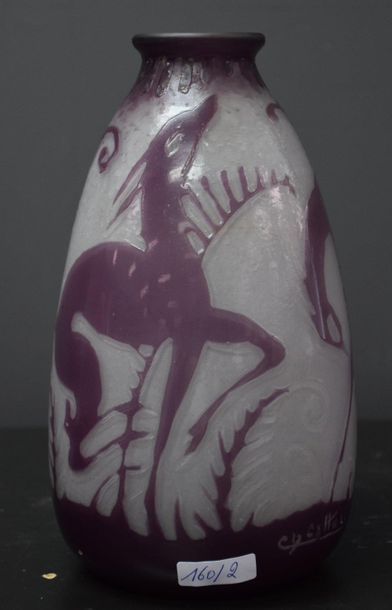 null Charles Catteau ( 1880 - 1966 ) . Rare vase en verrerie de Scailmont à décor...