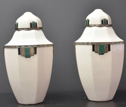 null Paire de vases Boch Keramis monochromes en blanc craquelé . Modèles très rares...