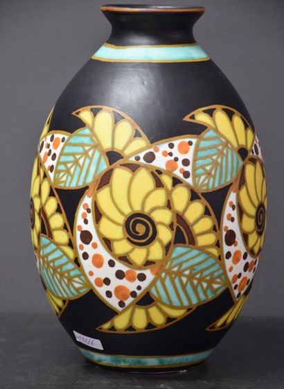 null Boch keramis vase with stylized decoration D 1084. Monogrammed LL for Léon Lambilotte...