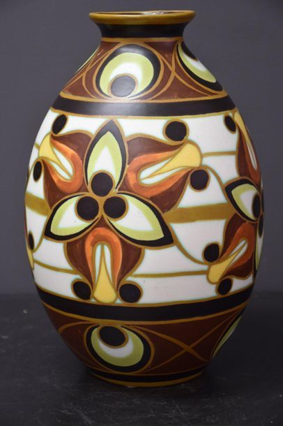 null Vase Boch keramis à décor stylisé en mat finish D 1739 . Monogrammé W pour Jean...
