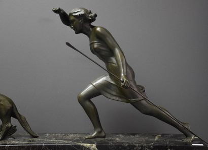 null Salvatore Melani ( 1902-1934 ). Bronze art deco Diane chasseresse. Ht : 43 cm....