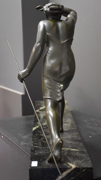 null Salvatore Melani ( 1902-1934 ). Bronze art deco Diane chasseresse. Ht : 43 cm....