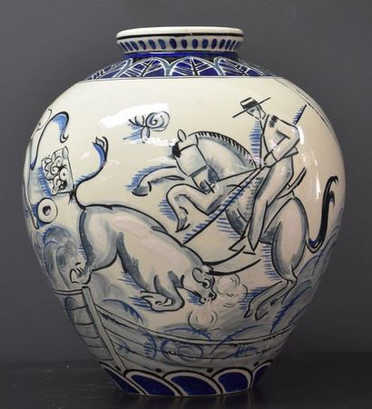 null Jean Isol . Vase Boch keramis à décor bleu sur fond blanc de tauromachie. D....