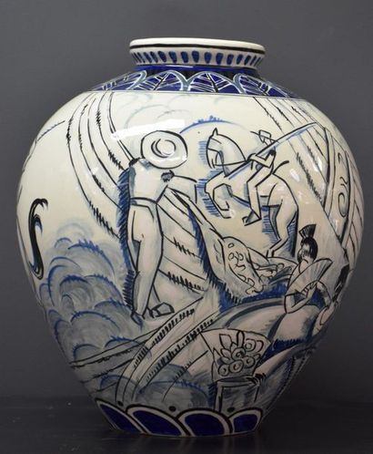 null Jean Isol . Vase Boch keramis à décor bleu sur fond blanc de tauromachie. D....