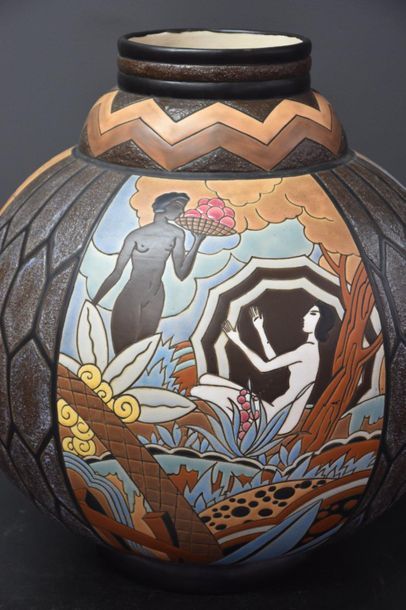 null Raymond Chevallier ( 1900 - 1953 ) . Vase émaillé à décore d'une scène africaniste...