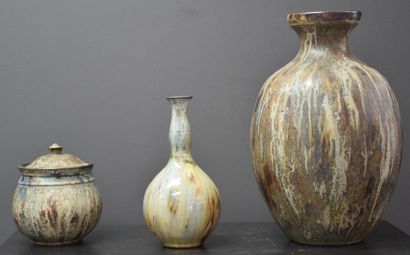 null Vase ( ht 38 cm ) , snuffbox ( ht 18 cm ) , restored gourd vase ( ht 26 cm )...