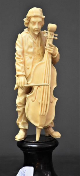 null Carved ivory musician. German work XIX th century . Ht 20 cm . 