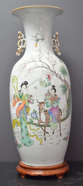 null Chinese porcelain vase with elegant and suede decoration . Ht 60 cm .