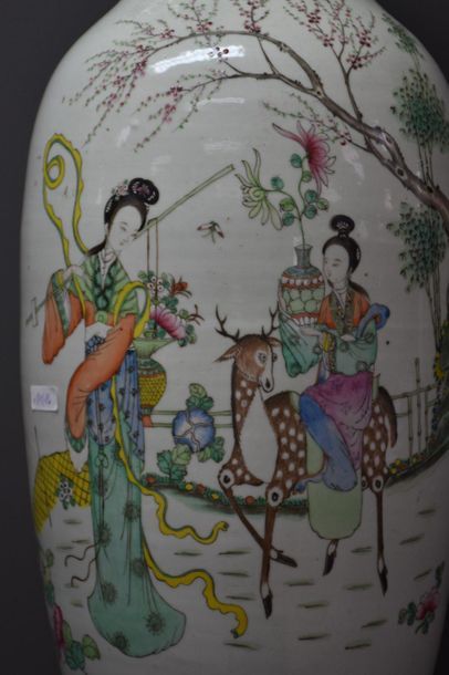 null Vase en porcelaine de Chine à décor d'élégantes et de daim . Ht 60 cm .