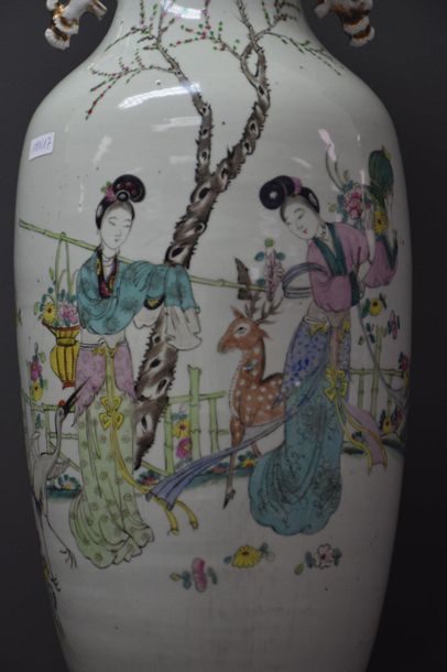 null Chinese porcelain vase with elegant and suede decoration . Ht 60 cm .