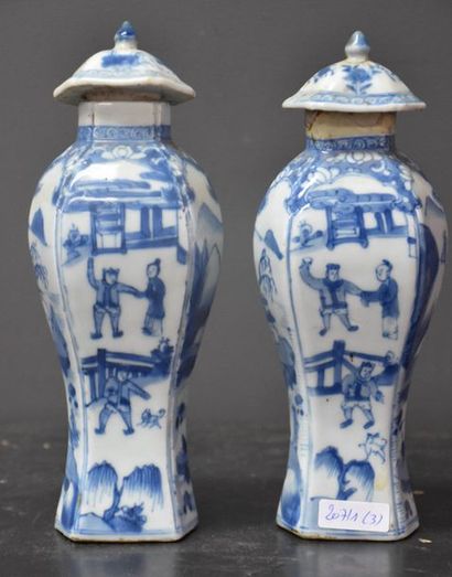 null Lot de 3 petites potiches en porcelaine de Chine à décors blanc /bleu animés...