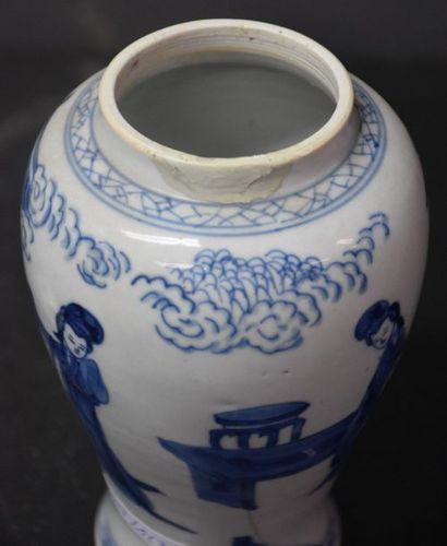 null Lot de 3 petites potiches en porcelaine de Chine à décors blanc /bleu animés...