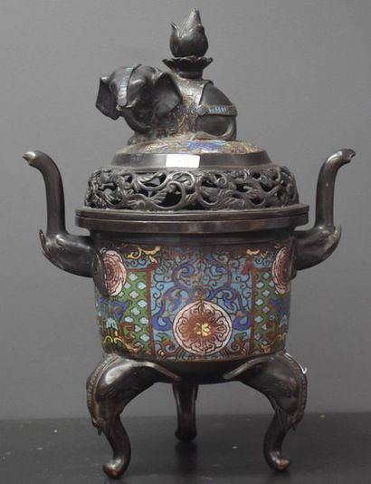 null Bronze perfume burner XIX th century. Chinese work XIX th C. Ht 47 cm .