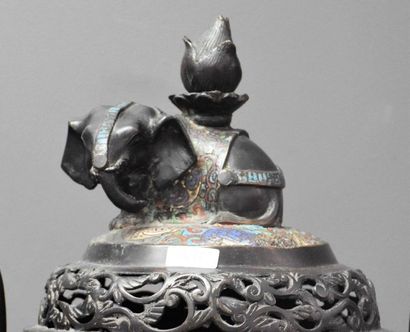 null Bronze perfume burner XIX th century. Chinese work XIX th C. Ht 47 cm .