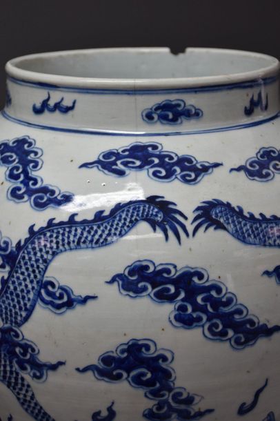 null Covered porcelain vase with white / blue decoration of dragons chasing the sacred...