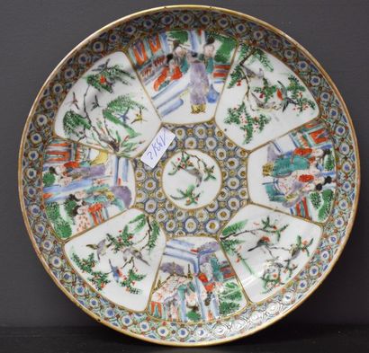 null Chinese porcelain plate decorated with animated scenes . Ø 24,5 cm .