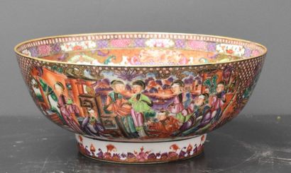 null Chinese porcelain punch bowl of the Compagnie des Indes with richly animated...