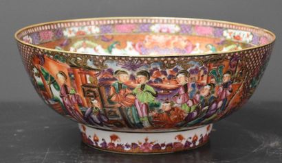 null Chinese porcelain punch bowl of the Compagnie des Indes with richly animated...