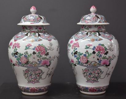 null Pair of covered porcelain vases. White and pink decoration of Chinese furniture...