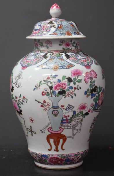 null Pair of covered porcelain vases. White and pink decoration of Chinese furniture...