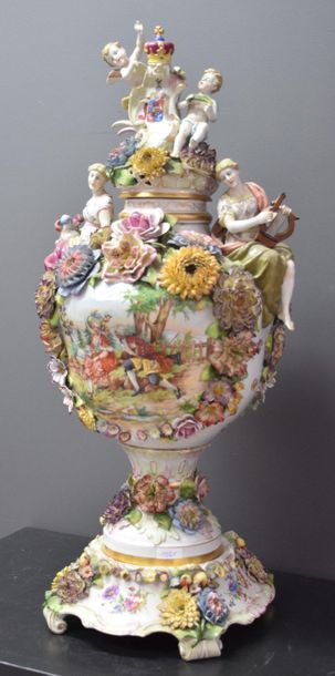 null Important covered German porcelain pot circa 1900 decorated with angels. Ht...