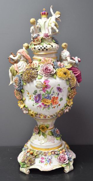 null Important covered German porcelain pot circa 1900 decorated with angels. Ht...