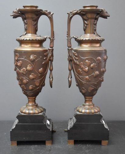 null Pair of 19th century Renaissance style bronze buires, black marble bases. H:...