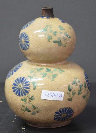 null Set of 2 vases Japan 19th century . Splinter at the edge of the vase and small...