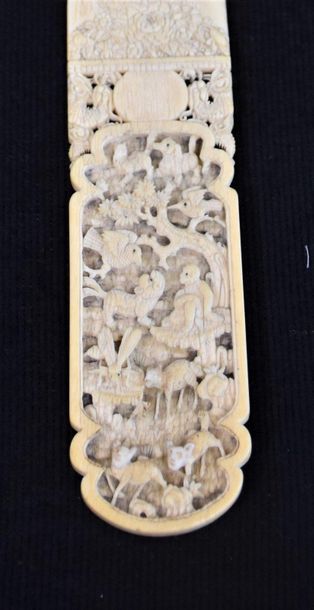 null Important coupe papier en ivoire travaillé à décor d'animaux . Chine XIX ème...