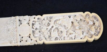null Important ivory paper cutter with animal decoration. China 19th century . Length...