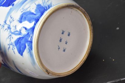 null Vase rouleau en porcelaine de Chine , scènes de cour en bleu sur fond blanc...